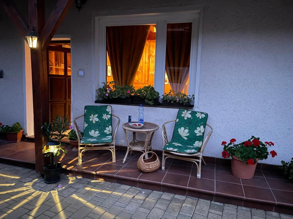 Cosy Apartment In Family Compound Turany Extérieur photo